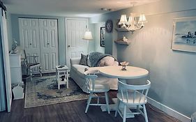 Quaint 1 Bedroom Lower Suite In Victoria, Bc