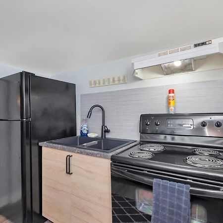 Quaint 1 Bedroom Lower Suite In Victoria, Bc Extérieur photo