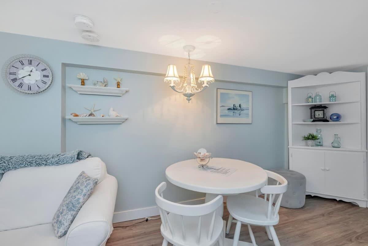 Quaint 1 Bedroom Lower Suite In Victoria, Bc Extérieur photo