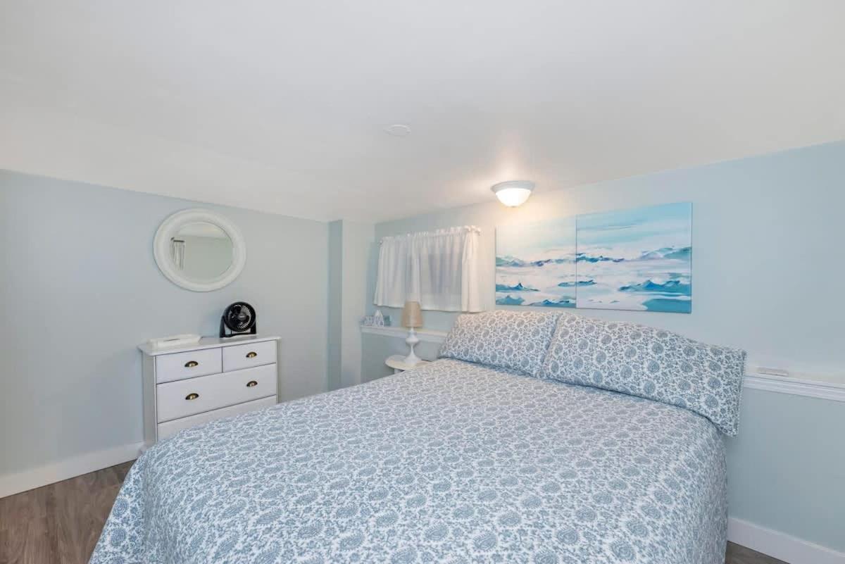 Quaint 1 Bedroom Lower Suite In Victoria, Bc Extérieur photo