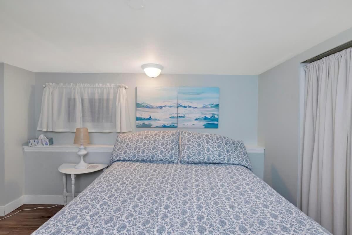Quaint 1 Bedroom Lower Suite In Victoria, Bc Extérieur photo