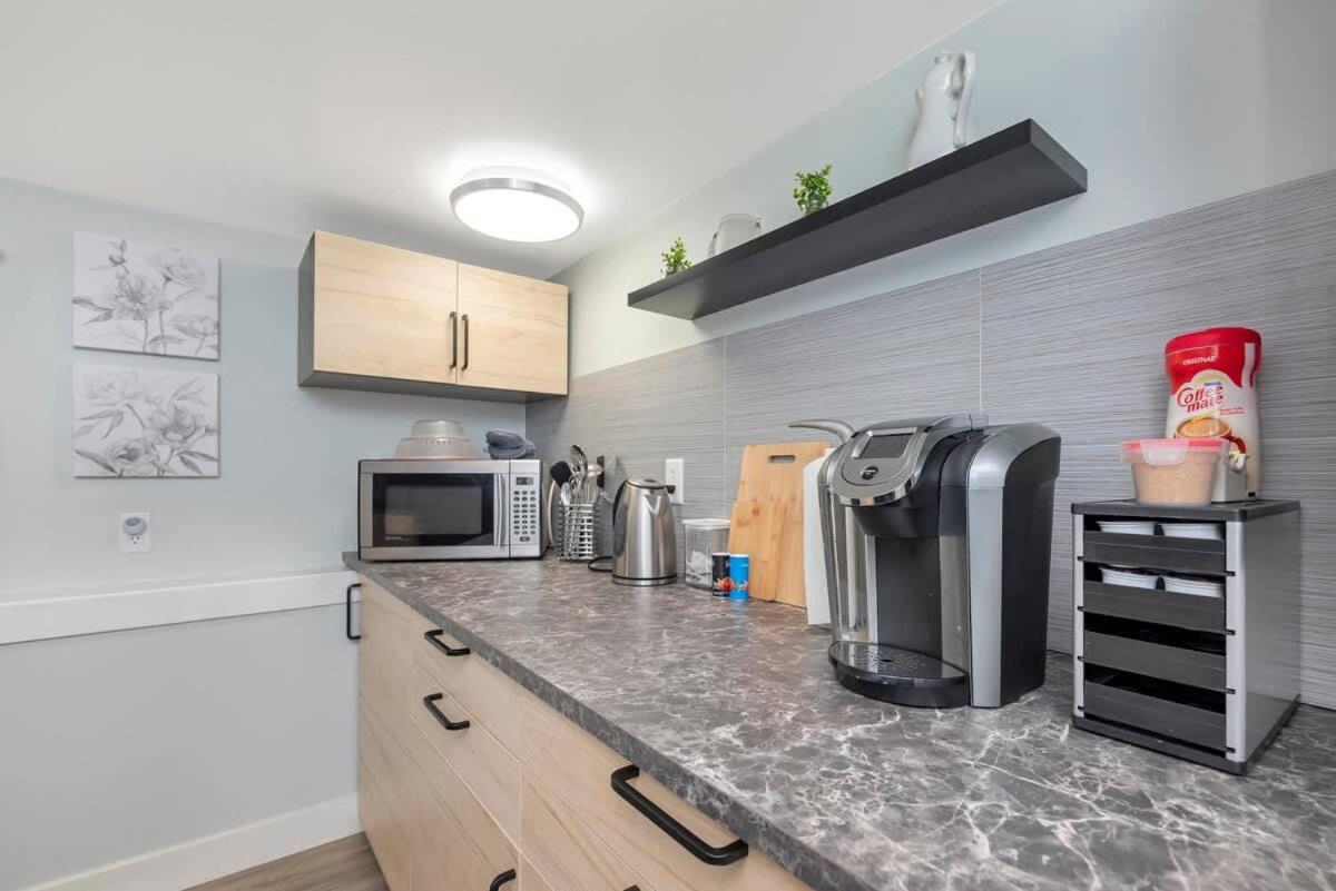 Quaint 1 Bedroom Lower Suite In Victoria, Bc Extérieur photo