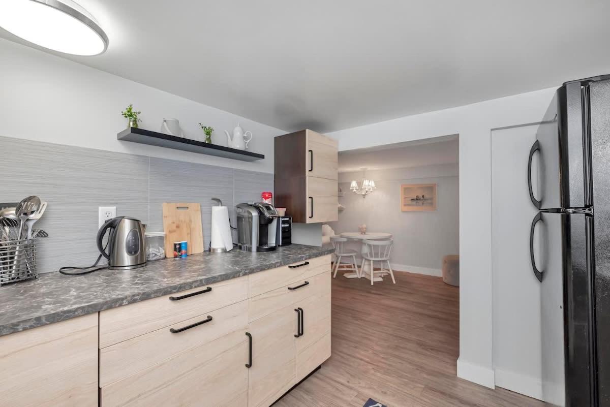 Quaint 1 Bedroom Lower Suite In Victoria, Bc Extérieur photo