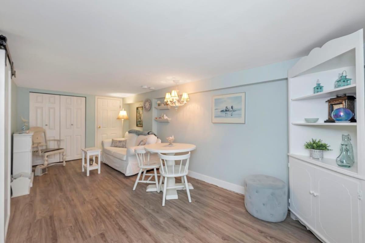 Quaint 1 Bedroom Lower Suite In Victoria, Bc Extérieur photo