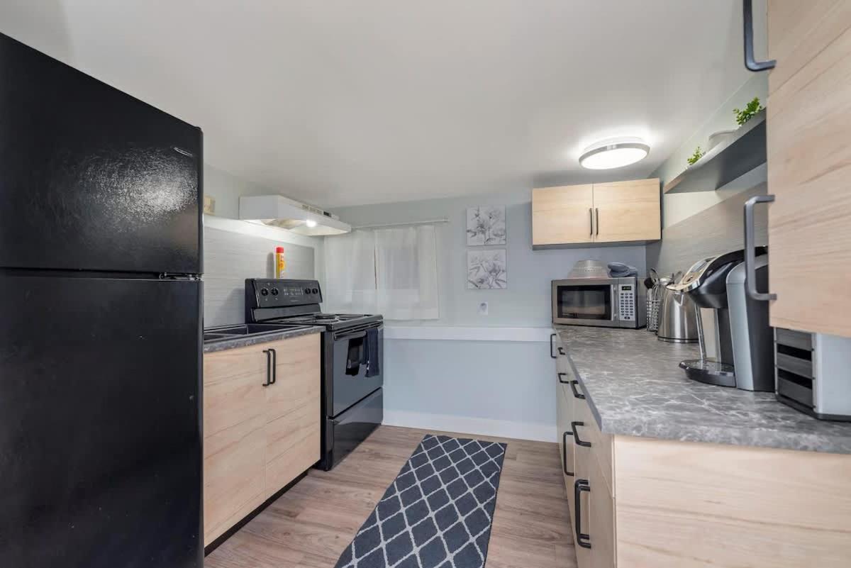Quaint 1 Bedroom Lower Suite In Victoria, Bc Extérieur photo