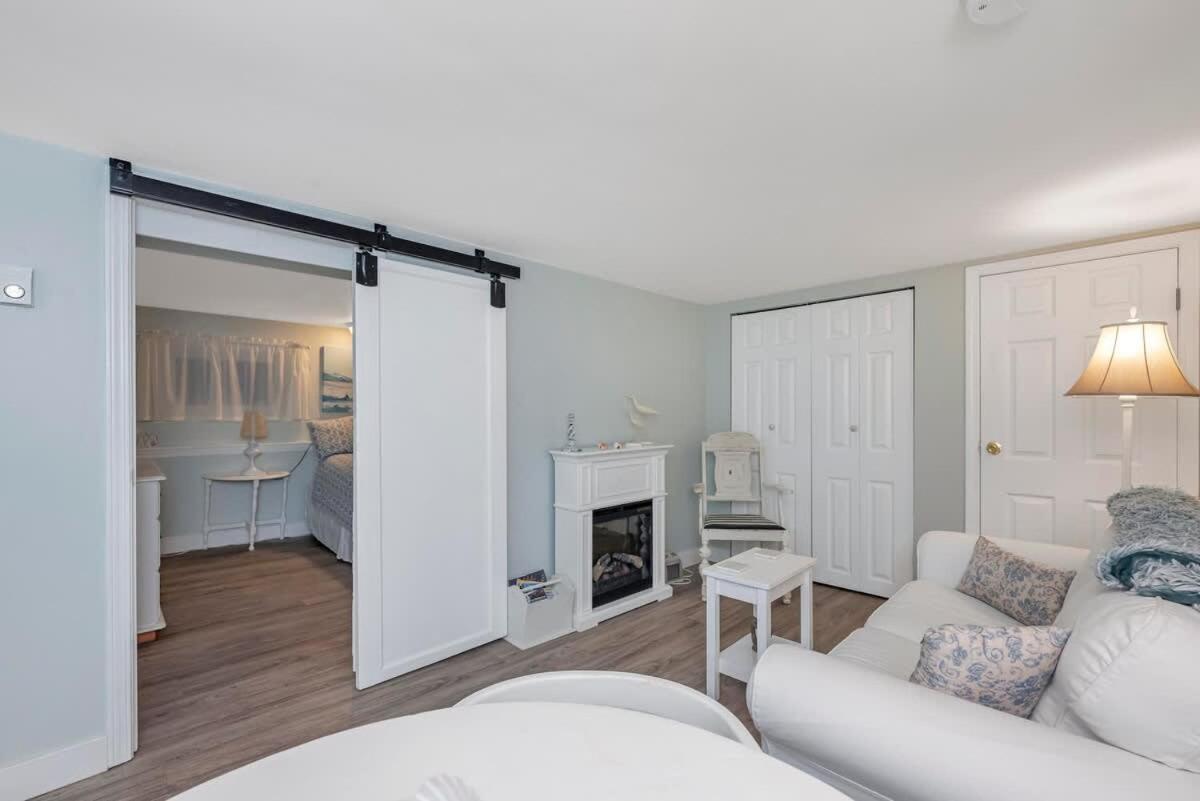 Quaint 1 Bedroom Lower Suite In Victoria, Bc Extérieur photo