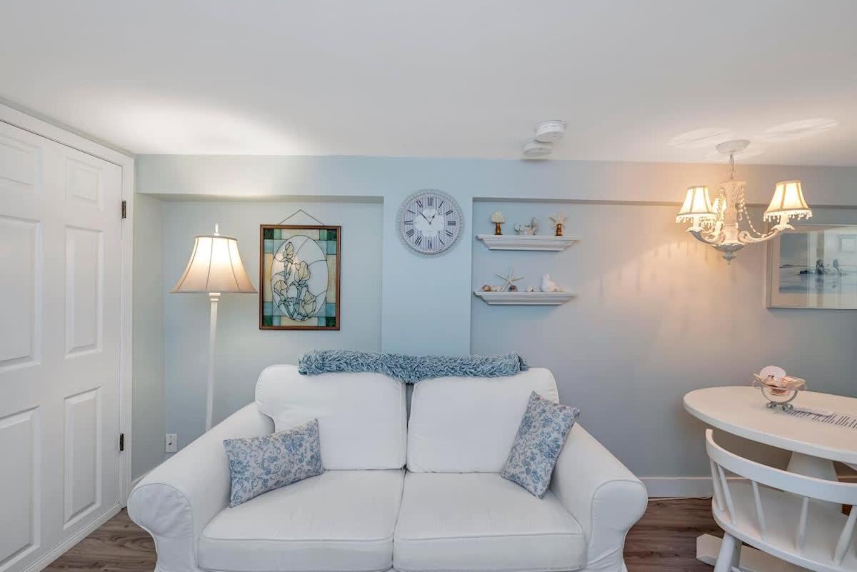 Quaint 1 Bedroom Lower Suite In Victoria, Bc Extérieur photo