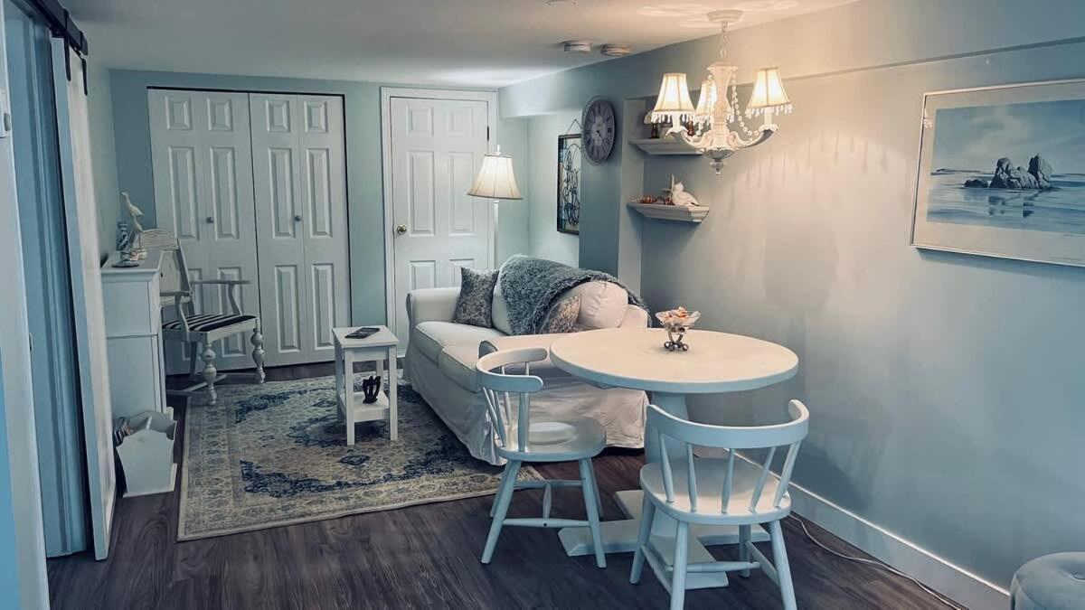 Quaint 1 Bedroom Lower Suite In Victoria, Bc Extérieur photo