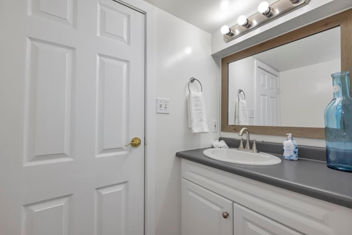 Quaint 1 Bedroom Lower Suite In Victoria, Bc Extérieur photo