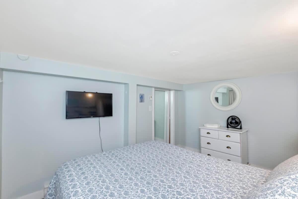 Quaint 1 Bedroom Lower Suite In Victoria, Bc Extérieur photo